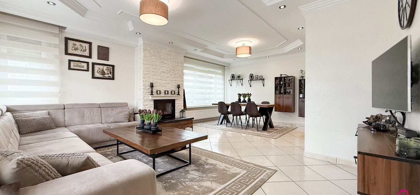 Bij ImmoFusion 7/7 “open huis”: klik op onze 3D-TOUR.
Ervaar vastgoed alsof je er zelf doorloopt!
Ontdek deze charmante open bebouwing aan de Edward Staintonstraat 17 in Heusden-Zolder, perfect gelegen in het centrum van Heusden. Deze woning met een