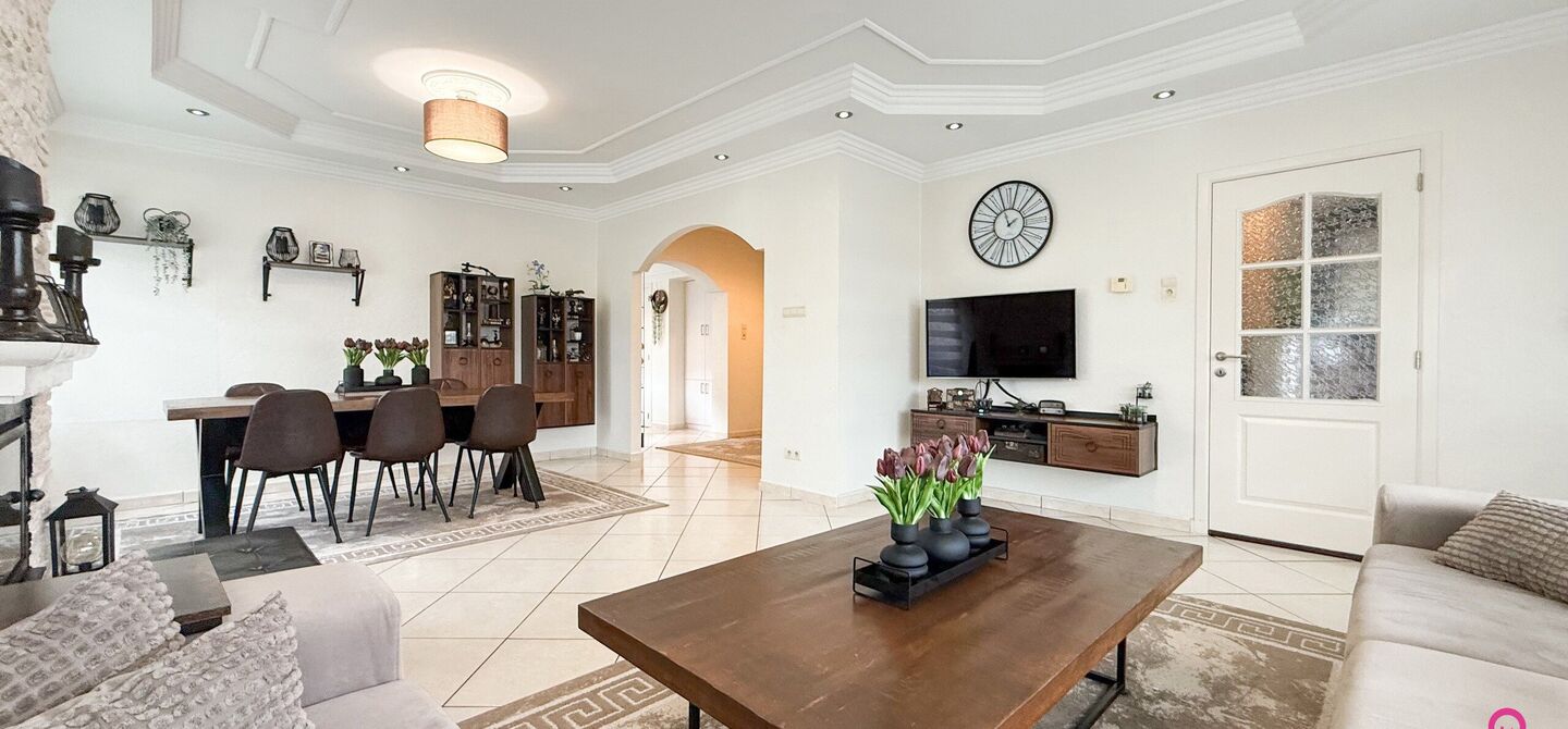 Bij ImmoFusion 7/7 “open huis”: klik op onze 3D-TOUR.
Ervaar vastgoed alsof je er zelf doorloopt!
Ontdek deze charmante open bebouwing aan de Edward Staintonstraat 17 in Heusden-Zolder, perfect gelegen in het centrum van Heusden. Deze woning met een