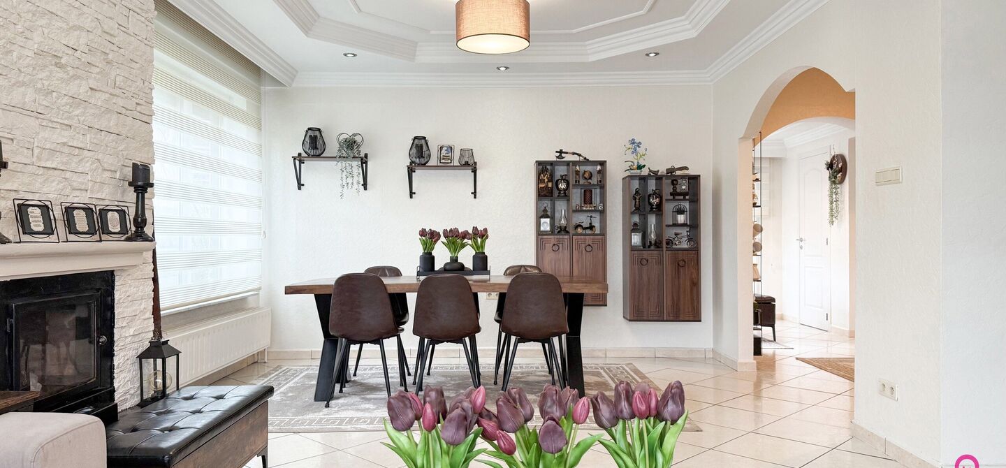 Bij ImmoFusion 7/7 “open huis”: klik op onze 3D-TOUR.
Ervaar vastgoed alsof je er zelf doorloopt!
Ontdek deze charmante open bebouwing aan de Edward Staintonstraat 17 in Heusden-Zolder, perfect gelegen in het centrum van Heusden. Deze woning met een