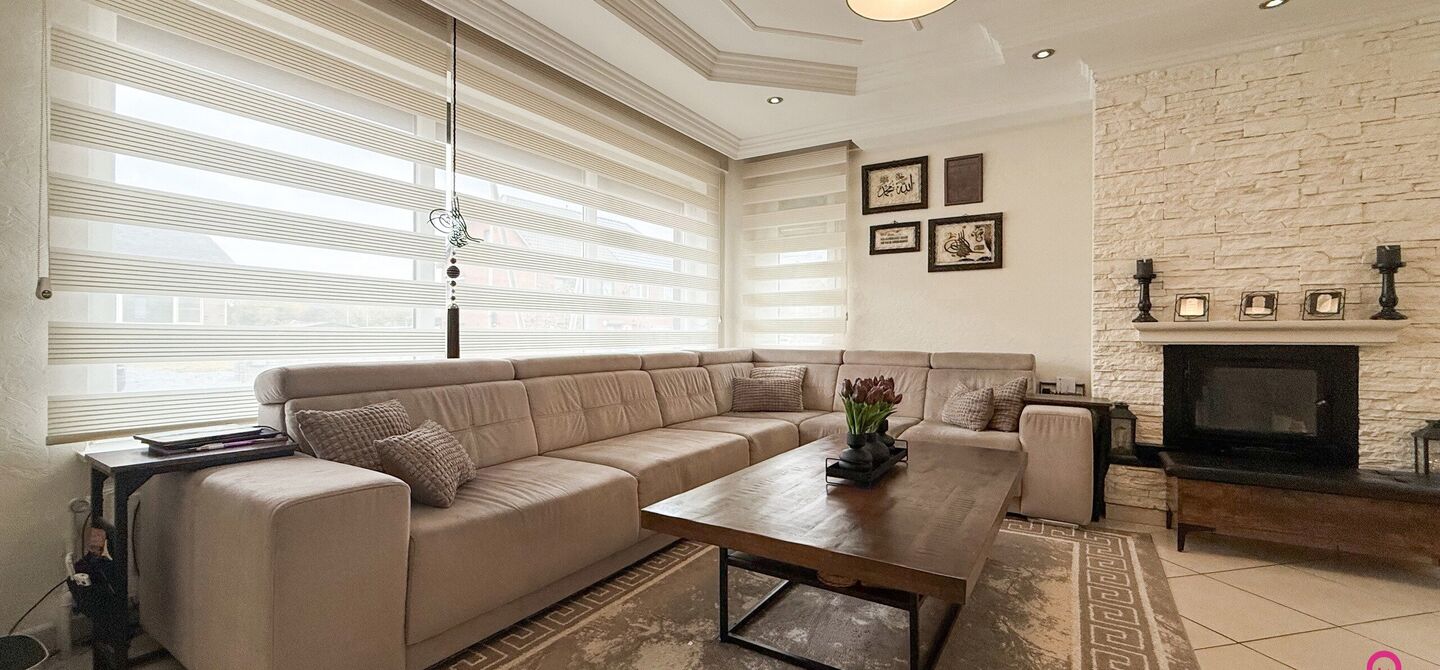 Bij ImmoFusion 7/7 “open huis”: klik op onze 3D-TOUR.
Ervaar vastgoed alsof je er zelf doorloopt!
Ontdek deze charmante open bebouwing aan de Edward Staintonstraat 17 in Heusden-Zolder, perfect gelegen in het centrum van Heusden. Deze woning met een