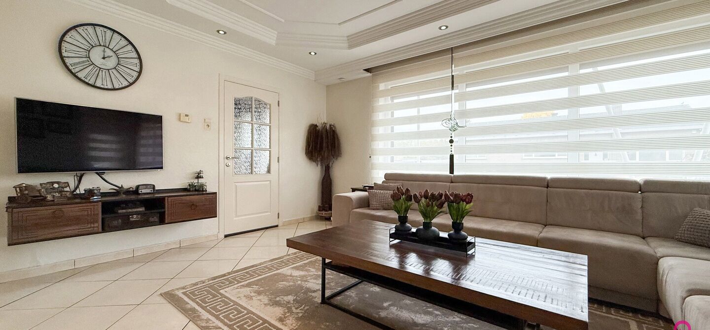 Bij ImmoFusion 7/7 “open huis”: klik op onze 3D-TOUR.
Ervaar vastgoed alsof je er zelf doorloopt!
Ontdek deze charmante open bebouwing aan de Edward Staintonstraat 17 in Heusden-Zolder, perfect gelegen in het centrum van Heusden. Deze woning met een