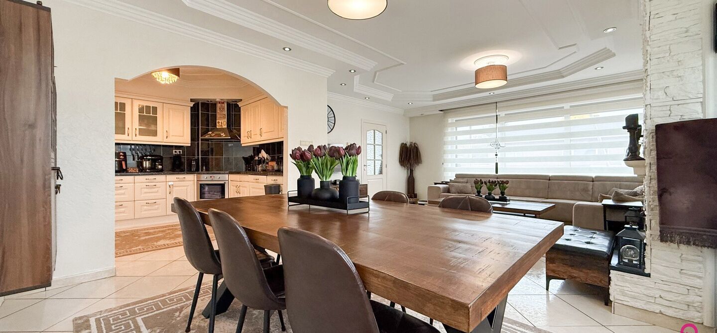 Bij ImmoFusion 7/7 “open huis”: klik op onze 3D-TOUR.
Ervaar vastgoed alsof je er zelf doorloopt!
Ontdek deze charmante open bebouwing aan de Edward Staintonstraat 17 in Heusden-Zolder, perfect gelegen in het centrum van Heusden. Deze woning met een