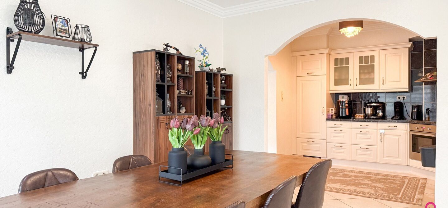 Bij ImmoFusion 7/7 “open huis”: klik op onze 3D-TOUR.
Ervaar vastgoed alsof je er zelf doorloopt!
Ontdek deze charmante open bebouwing aan de Edward Staintonstraat 17 in Heusden-Zolder, perfect gelegen in het centrum van Heusden. Deze woning met een