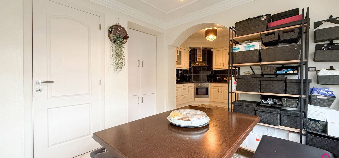 Bij ImmoFusion 7/7 “open huis”: klik op onze 3D-TOUR.
Ervaar vastgoed alsof je er zelf doorloopt!
Ontdek deze charmante open bebouwing aan de Edward Staintonstraat 17 in Heusden-Zolder, perfect gelegen in het centrum van Heusden. Deze woning met een