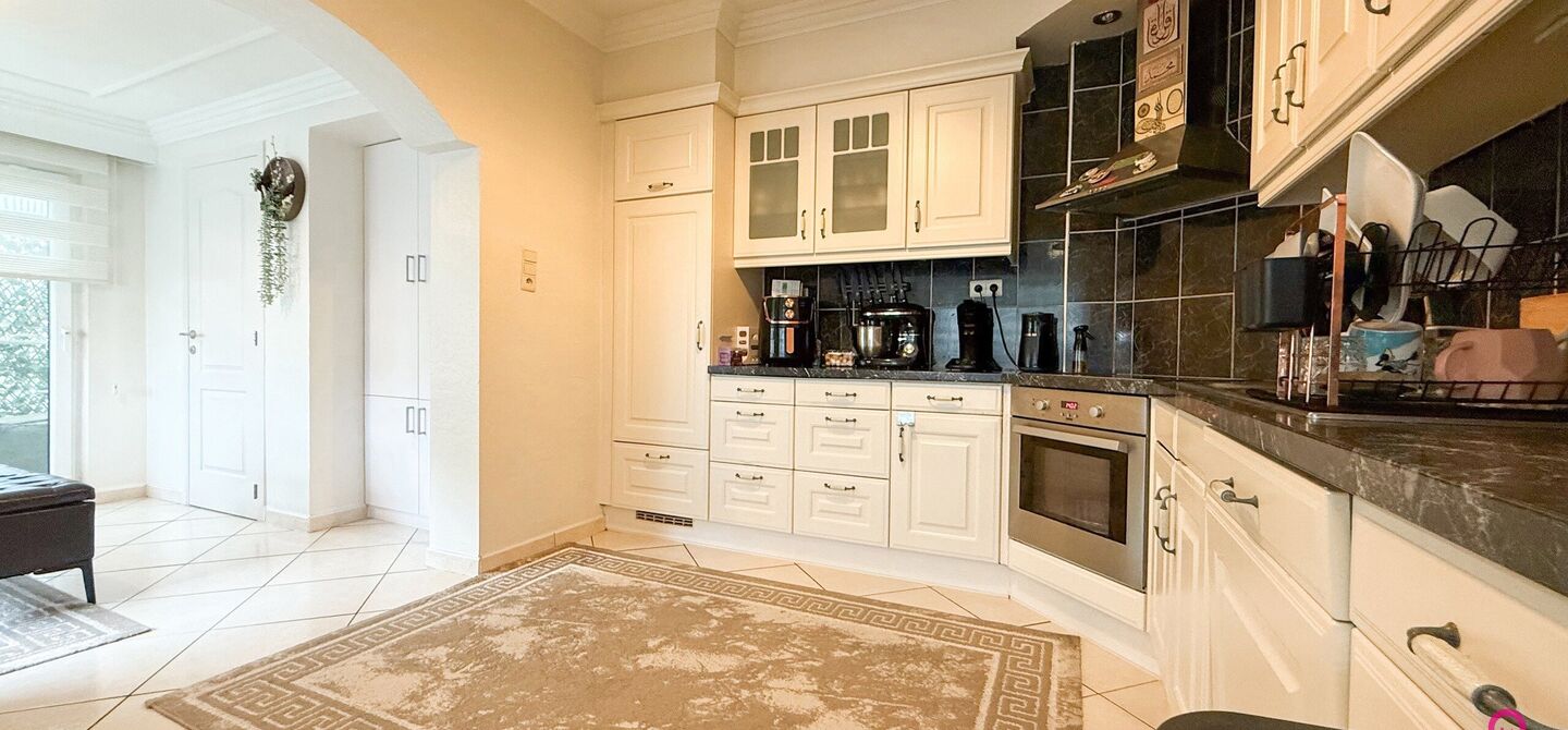 Bij ImmoFusion 7/7 “open huis”: klik op onze 3D-TOUR.
Ervaar vastgoed alsof je er zelf doorloopt!
Ontdek deze charmante open bebouwing aan de Edward Staintonstraat 17 in Heusden-Zolder, perfect gelegen in het centrum van Heusden. Deze woning met een