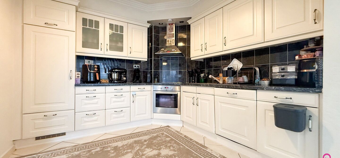 Bij ImmoFusion 7/7 “open huis”: klik op onze 3D-TOUR.
Ervaar vastgoed alsof je er zelf doorloopt!
Ontdek deze charmante open bebouwing aan de Edward Staintonstraat 17 in Heusden-Zolder, perfect gelegen in het centrum van Heusden. Deze woning met een