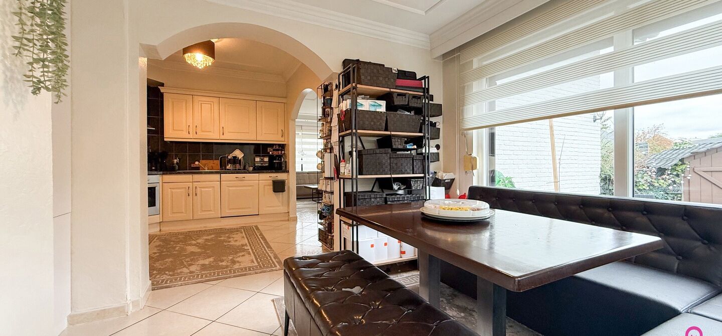 Bij ImmoFusion 7/7 “open huis”: klik op onze 3D-TOUR.
Ervaar vastgoed alsof je er zelf doorloopt!
Ontdek deze charmante open bebouwing aan de Edward Staintonstraat 17 in Heusden-Zolder, perfect gelegen in het centrum van Heusden. Deze woning met een