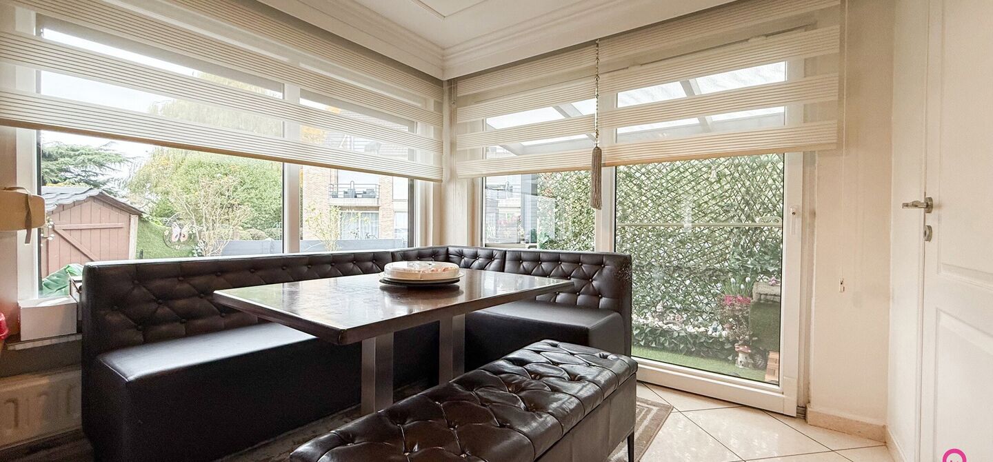 Bij ImmoFusion 7/7 “open huis”: klik op onze 3D-TOUR.
Ervaar vastgoed alsof je er zelf doorloopt!
Ontdek deze charmante open bebouwing aan de Edward Staintonstraat 17 in Heusden-Zolder, perfect gelegen in het centrum van Heusden. Deze woning met een