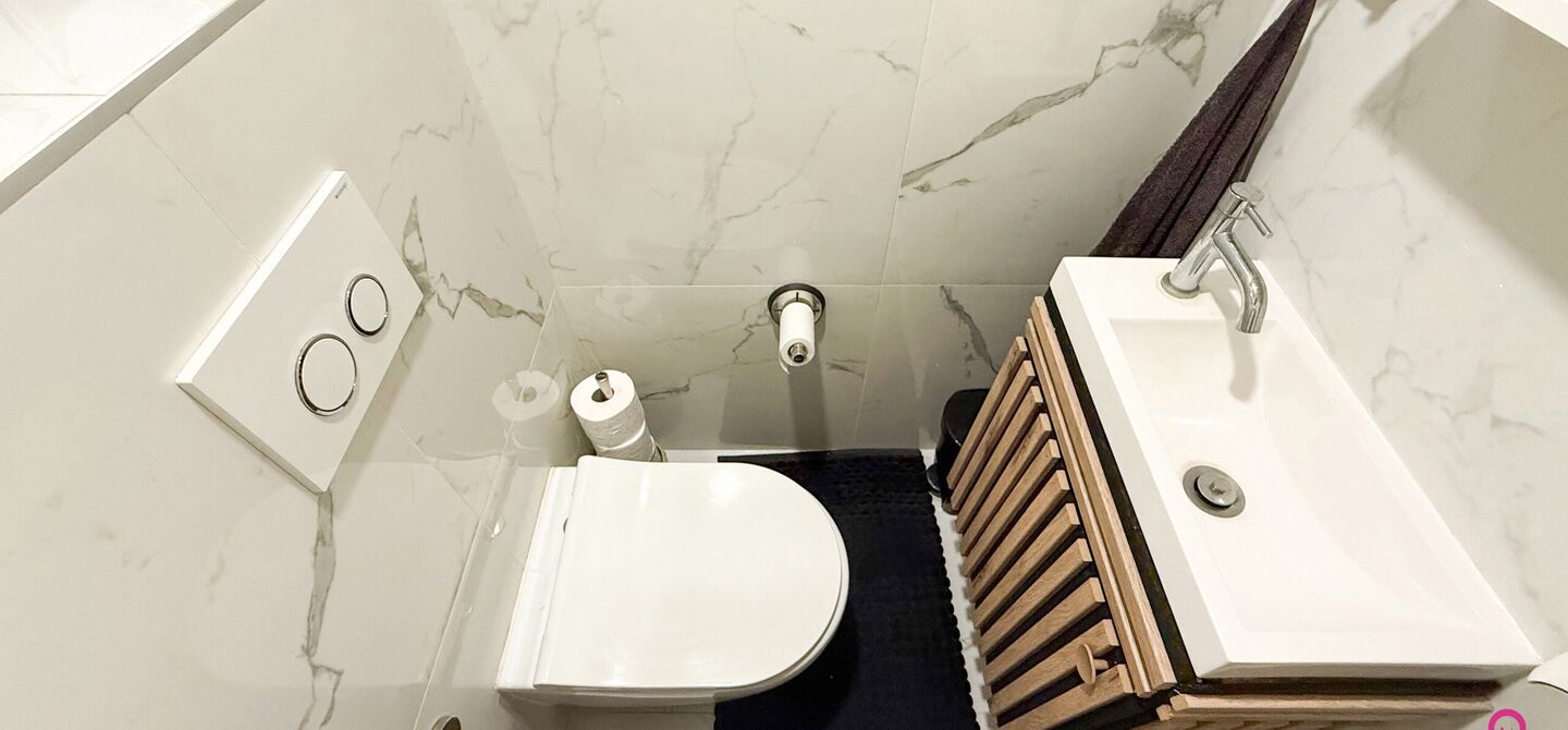 Bij ImmoFusion 7/7 “open huis”: klik op onze 3D-TOUR.
Ervaar vastgoed alsof je er zelf doorloopt!
Ontdek deze charmante open bebouwing aan de Edward Staintonstraat 17 in Heusden-Zolder, perfect gelegen in het centrum van Heusden. Deze woning met een