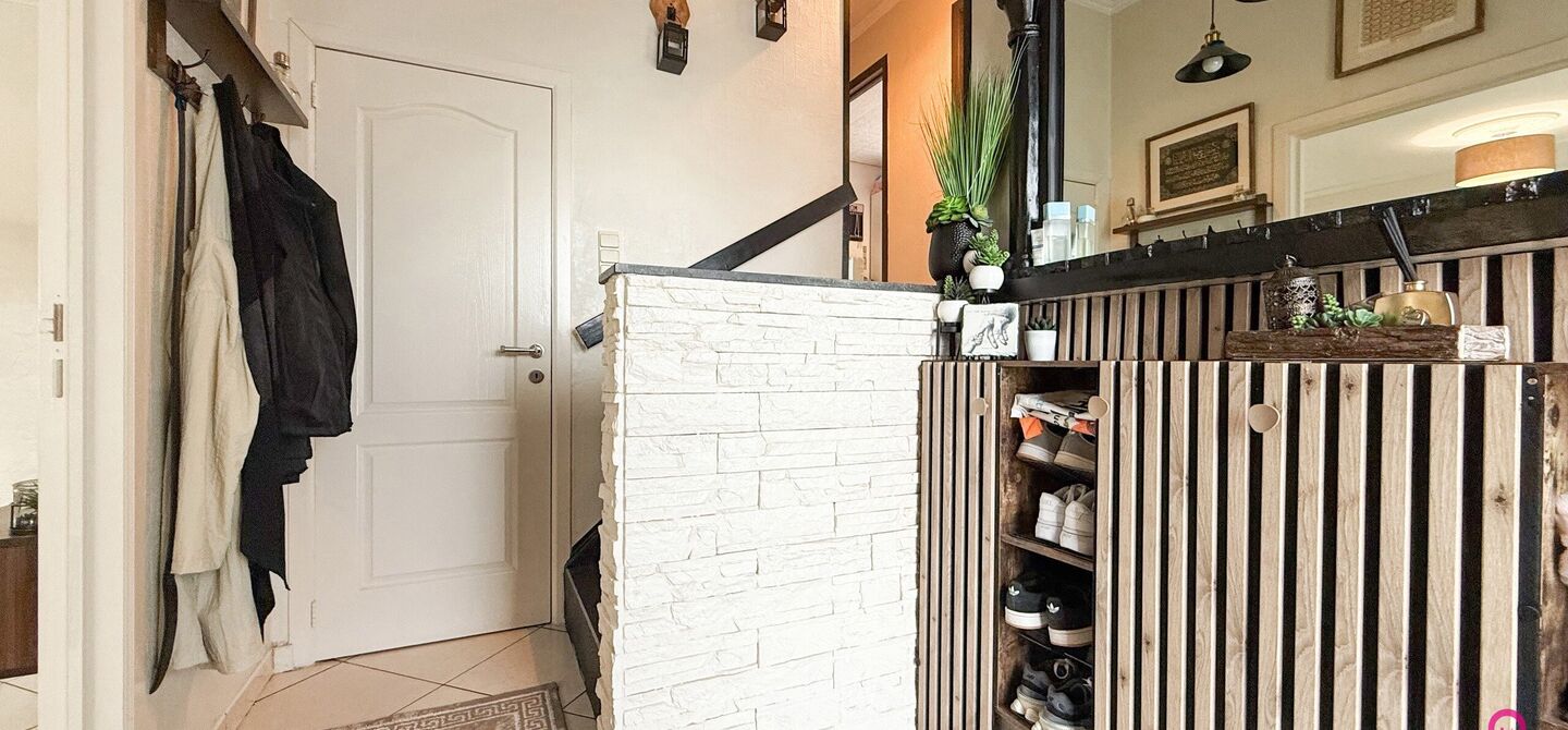 Bij ImmoFusion 7/7 “open huis”: klik op onze 3D-TOUR.
Ervaar vastgoed alsof je er zelf doorloopt!
Ontdek deze charmante open bebouwing aan de Edward Staintonstraat 17 in Heusden-Zolder, perfect gelegen in het centrum van Heusden. Deze woning met een