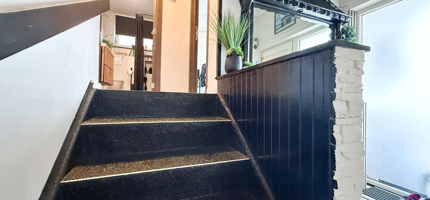 Bij ImmoFusion 7/7 “open huis”: klik op onze 3D-TOUR.
Ervaar vastgoed alsof je er zelf doorloopt!
Ontdek deze charmante open bebouwing aan de Edward Staintonstraat 17 in Heusden-Zolder, perfect gelegen in het centrum van Heusden. Deze woning met een