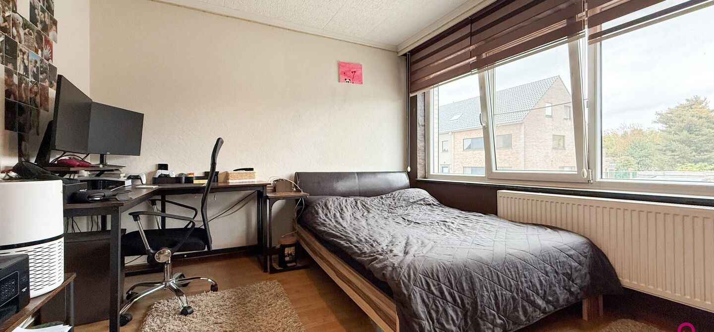 Bij ImmoFusion 7/7 “open huis”: klik op onze 3D-TOUR.
Ervaar vastgoed alsof je er zelf doorloopt!
Ontdek deze charmante open bebouwing aan de Edward Staintonstraat 17 in Heusden-Zolder, perfect gelegen in het centrum van Heusden. Deze woning met een