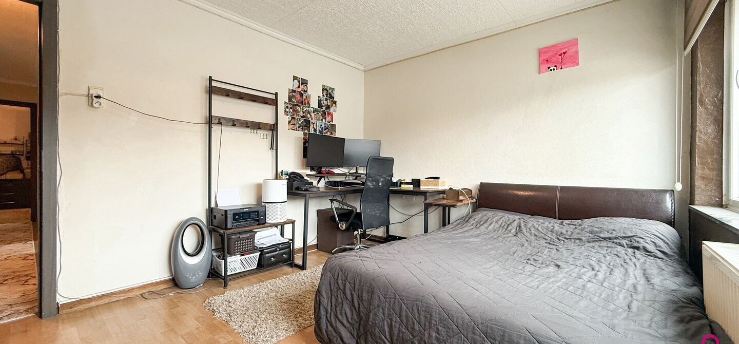 Bij ImmoFusion 7/7 “open huis”: klik op onze 3D-TOUR.
Ervaar vastgoed alsof je er zelf doorloopt!
Ontdek deze charmante open bebouwing aan de Edward Staintonstraat 17 in Heusden-Zolder, perfect gelegen in het centrum van Heusden. Deze woning met een