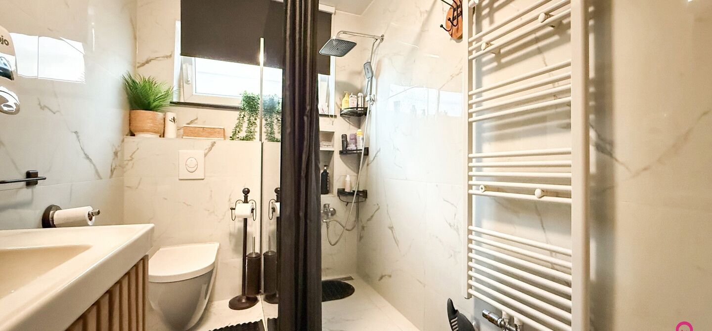 Bij ImmoFusion 7/7 “open huis”: klik op onze 3D-TOUR.
Ervaar vastgoed alsof je er zelf doorloopt!
Ontdek deze charmante open bebouwing aan de Edward Staintonstraat 17 in Heusden-Zolder, perfect gelegen in het centrum van Heusden. Deze woning met een