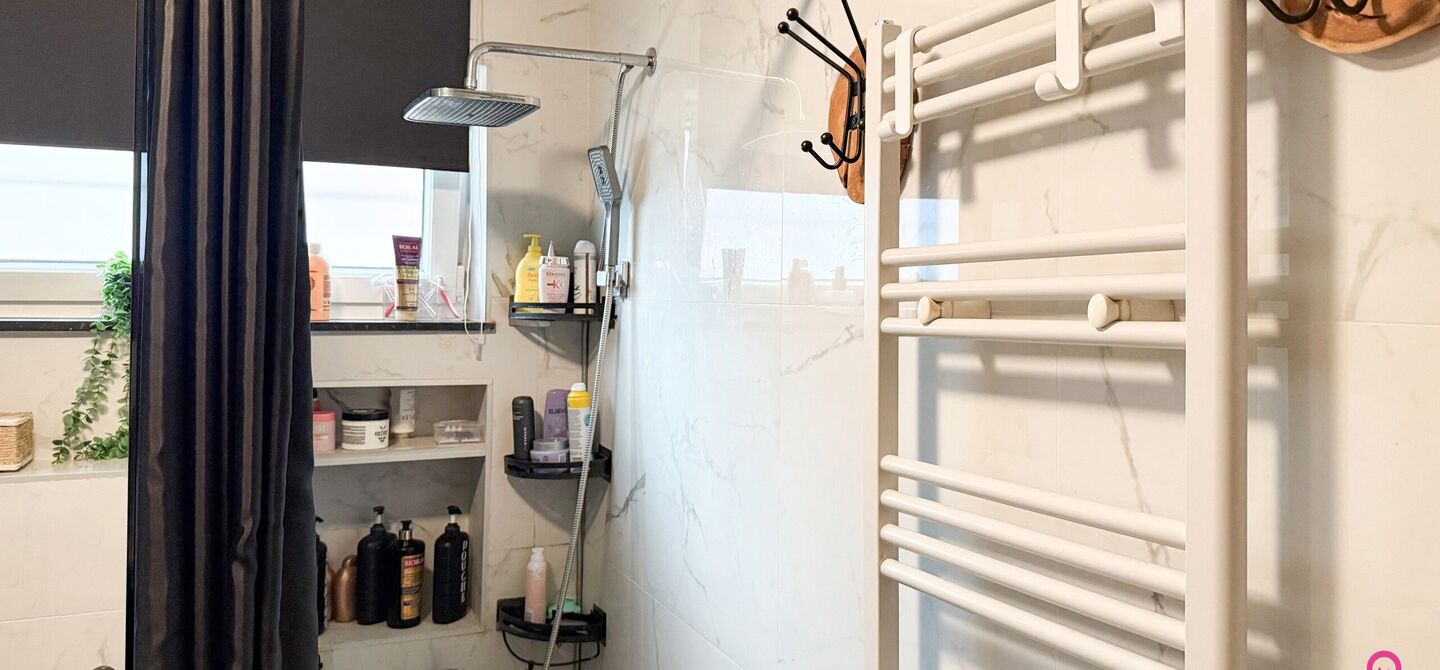 Bij ImmoFusion 7/7 “open huis”: klik op onze 3D-TOUR.
Ervaar vastgoed alsof je er zelf doorloopt!
Ontdek deze charmante open bebouwing aan de Edward Staintonstraat 17 in Heusden-Zolder, perfect gelegen in het centrum van Heusden. Deze woning met een