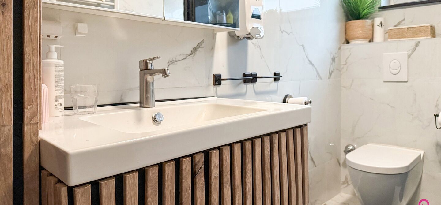 Bij ImmoFusion 7/7 “open huis”: klik op onze 3D-TOUR.
Ervaar vastgoed alsof je er zelf doorloopt!
Ontdek deze charmante open bebouwing aan de Edward Staintonstraat 17 in Heusden-Zolder, perfect gelegen in het centrum van Heusden. Deze woning met een