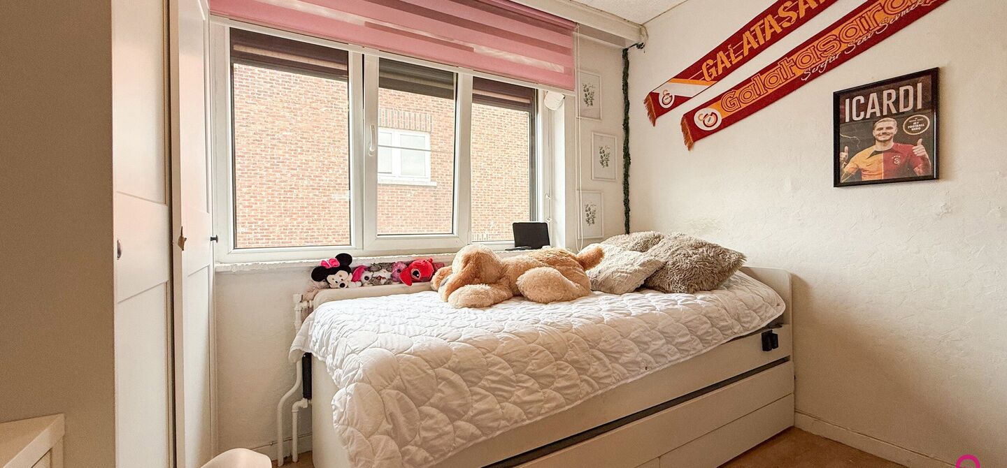 Bij ImmoFusion 7/7 “open huis”: klik op onze 3D-TOUR.
Ervaar vastgoed alsof je er zelf doorloopt!
Ontdek deze charmante open bebouwing aan de Edward Staintonstraat 17 in Heusden-Zolder, perfect gelegen in het centrum van Heusden. Deze woning met een