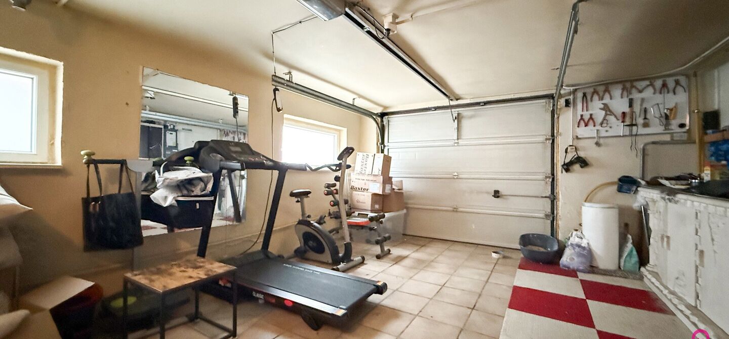 Bij ImmoFusion 7/7 “open huis”: klik op onze 3D-TOUR.
Ervaar vastgoed alsof je er zelf doorloopt!
Ontdek deze charmante open bebouwing aan de Edward Staintonstraat 17 in Heusden-Zolder, perfect gelegen in het centrum van Heusden. Deze woning met een