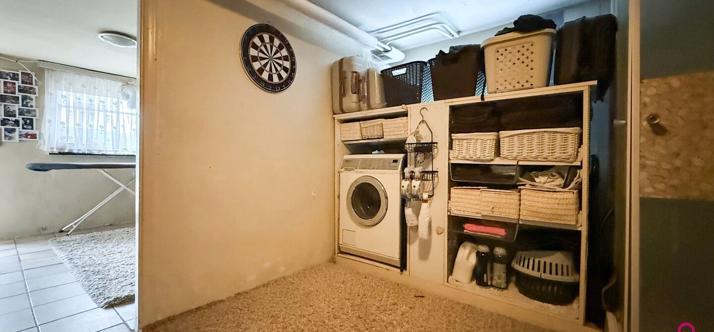 Bij ImmoFusion 7/7 “open huis”: klik op onze 3D-TOUR.
Ervaar vastgoed alsof je er zelf doorloopt!
Ontdek deze charmante open bebouwing aan de Edward Staintonstraat 17 in Heusden-Zolder, perfect gelegen in het centrum van Heusden. Deze woning met een