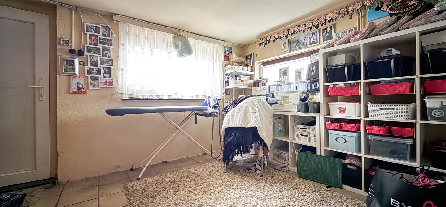 Bij ImmoFusion 7/7 “open huis”: klik op onze 3D-TOUR.
Ervaar vastgoed alsof je er zelf doorloopt!
Ontdek deze charmante open bebouwing aan de Edward Staintonstraat 17 in Heusden-Zolder, perfect gelegen in het centrum van Heusden. Deze woning met een