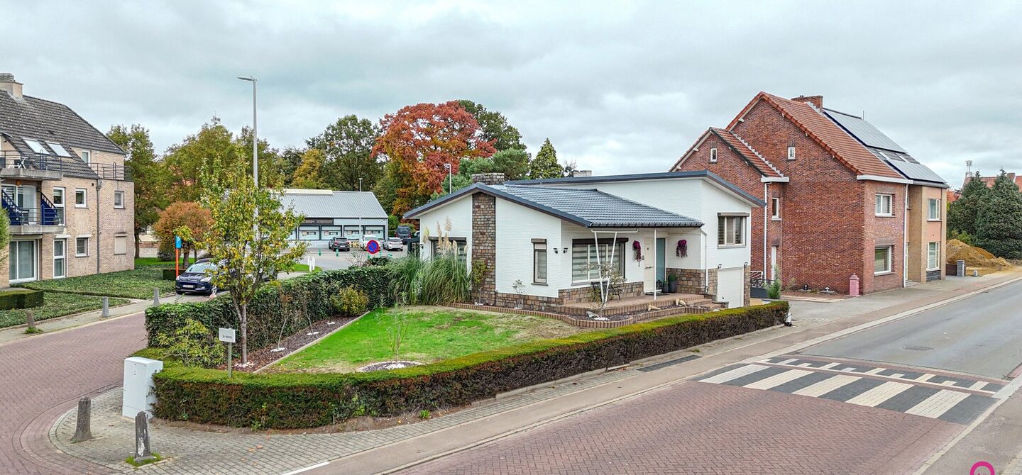 Bij ImmoFusion 7/7 “open huis”: klik op onze 3D-TOUR.
Ervaar vastgoed alsof je er zelf doorloopt!
Ontdek deze charmante open bebouwing aan de Edward Staintonstraat 17 in Heusden-Zolder, perfect gelegen in het centrum van Heusden. Deze woning met een
