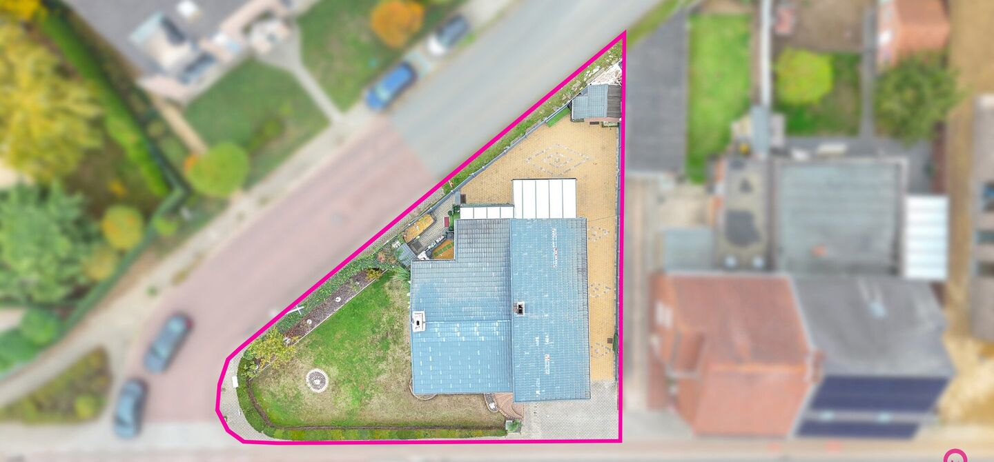 Bij ImmoFusion 7/7 “open huis”: klik op onze 3D-TOUR.
Ervaar vastgoed alsof je er zelf doorloopt!
Ontdek deze charmante open bebouwing aan de Edward Staintonstraat 17 in Heusden-Zolder, perfect gelegen in het centrum van Heusden. Deze woning met een