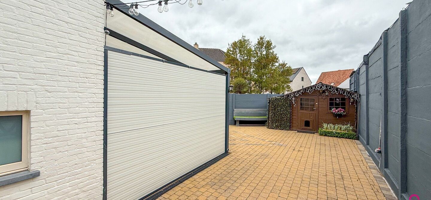 Bij ImmoFusion 7/7 “open huis”: klik op onze 3D-TOUR.
Ervaar vastgoed alsof je er zelf doorloopt!
Ontdek deze charmante open bebouwing aan de Edward Staintonstraat 17 in Heusden-Zolder, perfect gelegen in het centrum van Heusden. Deze woning met een