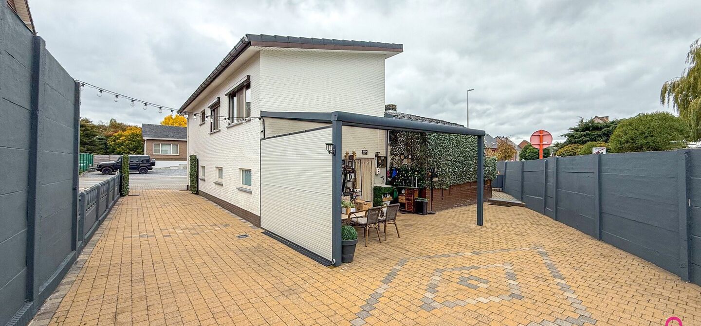 Bij ImmoFusion 7/7 “open huis”: klik op onze 3D-TOUR.
Ervaar vastgoed alsof je er zelf doorloopt!
Ontdek deze charmante open bebouwing aan de Edward Staintonstraat 17 in Heusden-Zolder, perfect gelegen in het centrum van Heusden. Deze woning met een