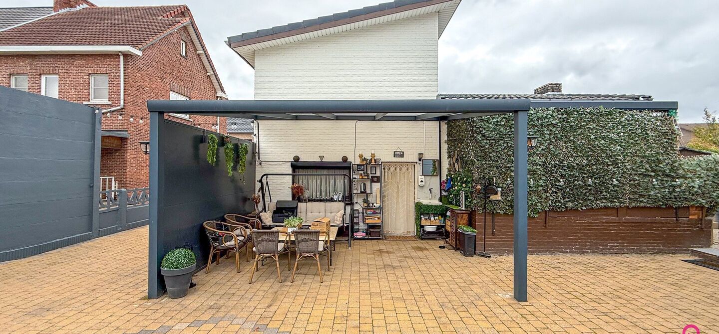 Bij ImmoFusion 7/7 “open huis”: klik op onze 3D-TOUR.
Ervaar vastgoed alsof je er zelf doorloopt!
Ontdek deze charmante open bebouwing aan de Edward Staintonstraat 17 in Heusden-Zolder, perfect gelegen in het centrum van Heusden. Deze woning met een