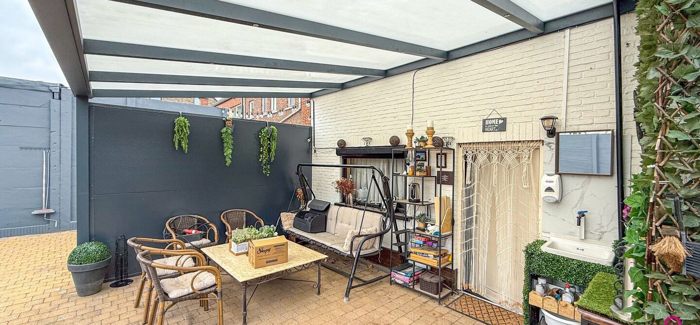 Bij ImmoFusion 7/7 “open huis”: klik op onze 3D-TOUR.
Ervaar vastgoed alsof je er zelf doorloopt!
Ontdek deze charmante open bebouwing aan de Edward Staintonstraat 17 in Heusden-Zolder, perfect gelegen in het centrum van Heusden. Deze woning met een