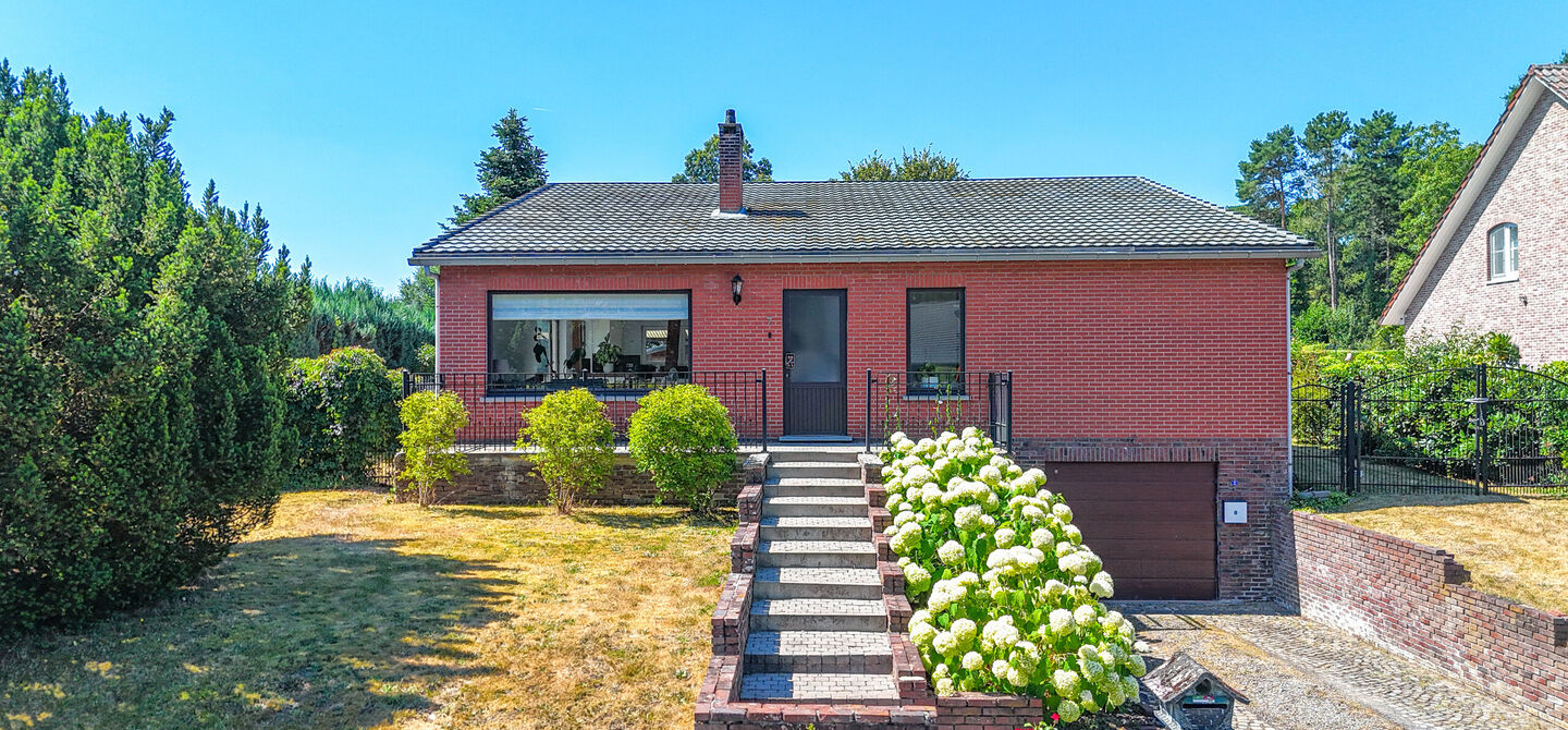 Instapklare woning met een uitzonderlijk groot perceel en een rustige ligging. Dan is deze volledig gerenoveerde gezinswoning aan de Schansweg 7 in Houthalen-Helchteren zeker een bezoek waard.
De woning bevindt zich op een prachtig perceel van maar liefs