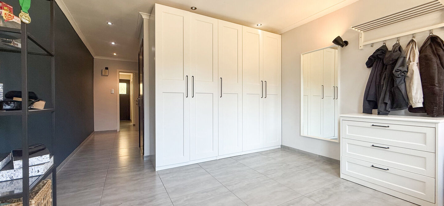 Instapklare woning met een uitzonderlijk groot perceel en een rustige ligging. Dan is deze volledig gerenoveerde gezinswoning aan de Schansweg 7 in Houthalen-Helchteren zeker een bezoek waard.
De woning bevindt zich op een prachtig perceel van maar liefs