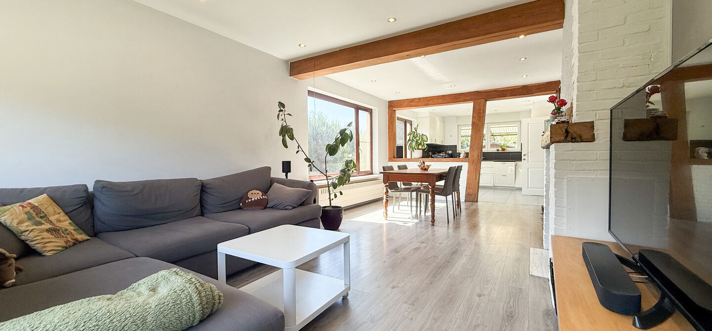 Instapklare woning met een uitzonderlijk groot perceel en een rustige ligging. Dan is deze volledig gerenoveerde gezinswoning aan de Schansweg 7 in Houthalen-Helchteren zeker een bezoek waard.
De woning bevindt zich op een prachtig perceel van maar liefs