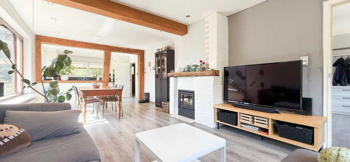 Instapklare woning met een uitzonderlijk groot perceel en een rustige ligging. Dan is deze volledig gerenoveerde gezinswoning aan de Schansweg 7 in Houthalen-Helchteren zeker een bezoek waard.
De woning bevindt zich op een prachtig perceel van maar liefs