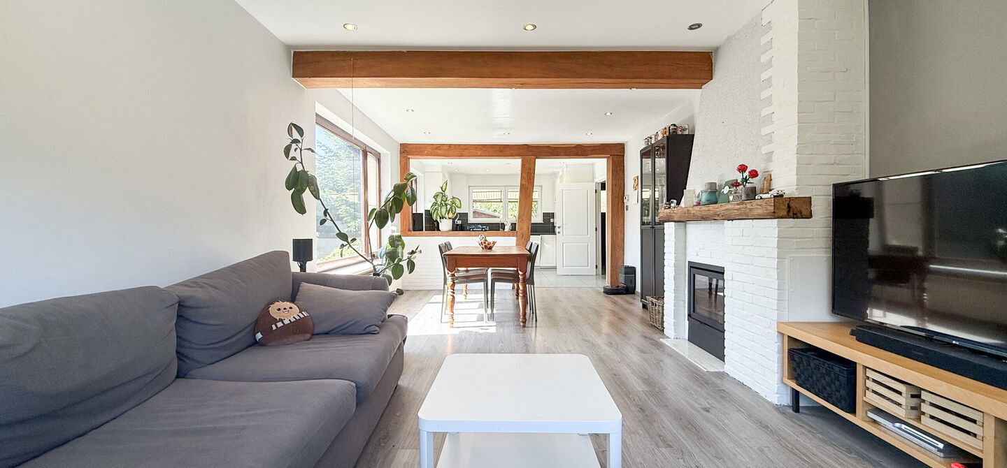 Instapklare woning met een uitzonderlijk groot perceel en een rustige ligging. Dan is deze volledig gerenoveerde gezinswoning aan de Schansweg 7 in Houthalen-Helchteren zeker een bezoek waard.
De woning bevindt zich op een prachtig perceel van maar liefs