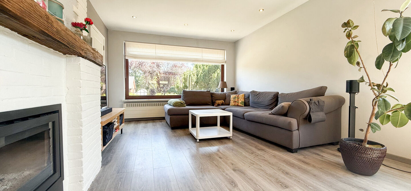Instapklare woning met een uitzonderlijk groot perceel en een rustige ligging. Dan is deze volledig gerenoveerde gezinswoning aan de Schansweg 7 in Houthalen-Helchteren zeker een bezoek waard.
De woning bevindt zich op een prachtig perceel van maar liefs