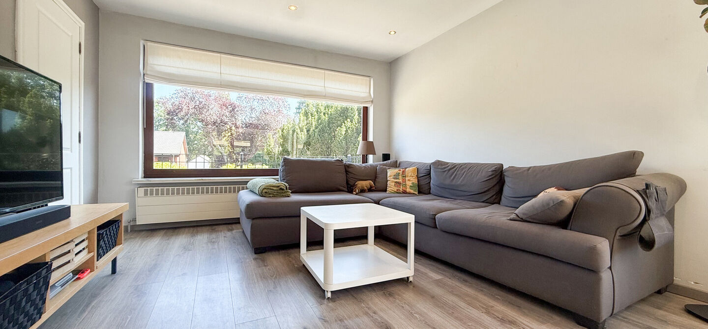 Instapklare woning met een uitzonderlijk groot perceel en een rustige ligging. Dan is deze volledig gerenoveerde gezinswoning aan de Schansweg 7 in Houthalen-Helchteren zeker een bezoek waard.
De woning bevindt zich op een prachtig perceel van maar liefs