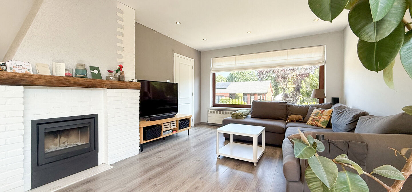 Instapklare woning met een uitzonderlijk groot perceel en een rustige ligging. Dan is deze volledig gerenoveerde gezinswoning aan de Schansweg 7 in Houthalen-Helchteren zeker een bezoek waard.
De woning bevindt zich op een prachtig perceel van maar liefs