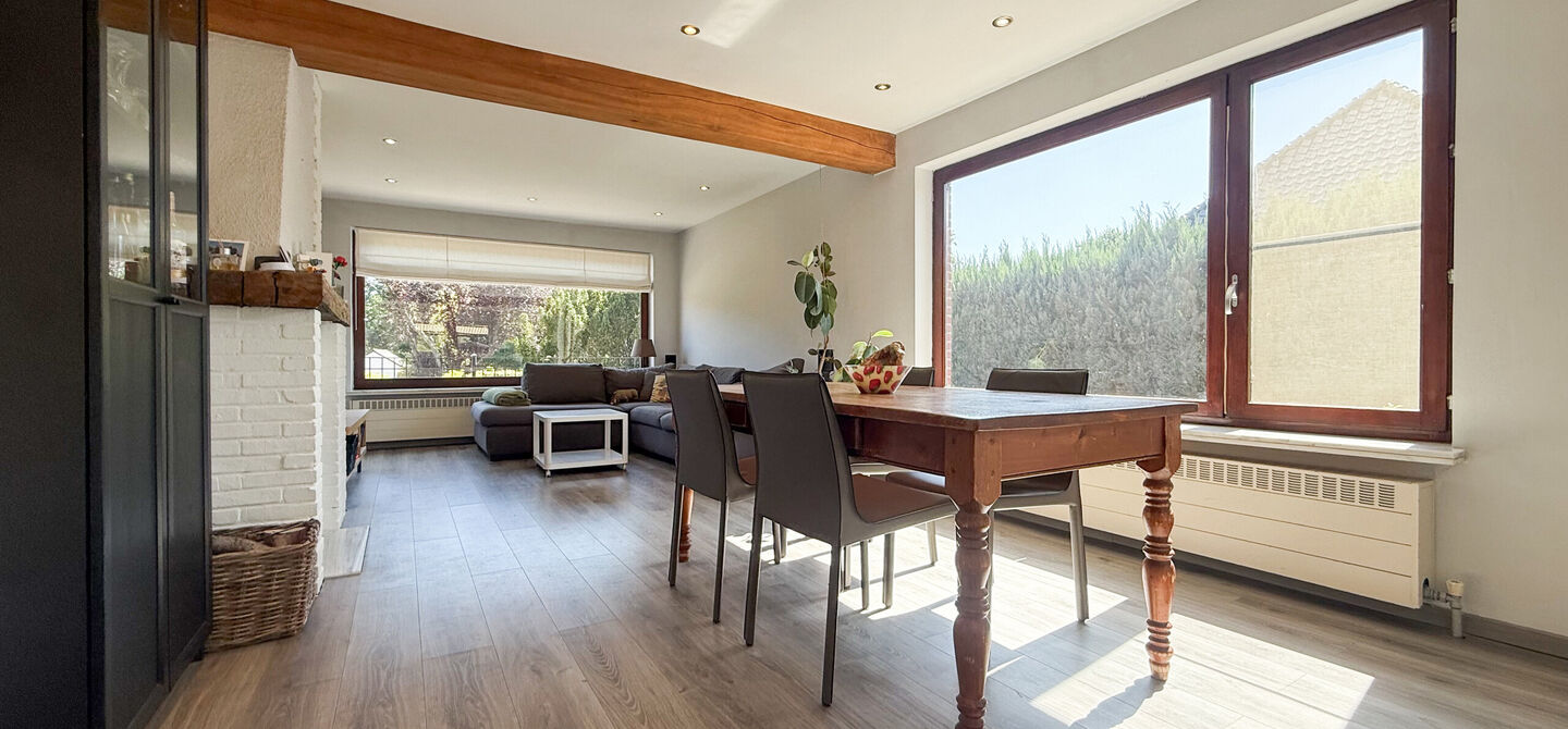 Instapklare woning met een uitzonderlijk groot perceel en een rustige ligging. Dan is deze volledig gerenoveerde gezinswoning aan de Schansweg 7 in Houthalen-Helchteren zeker een bezoek waard.
De woning bevindt zich op een prachtig perceel van maar liefs