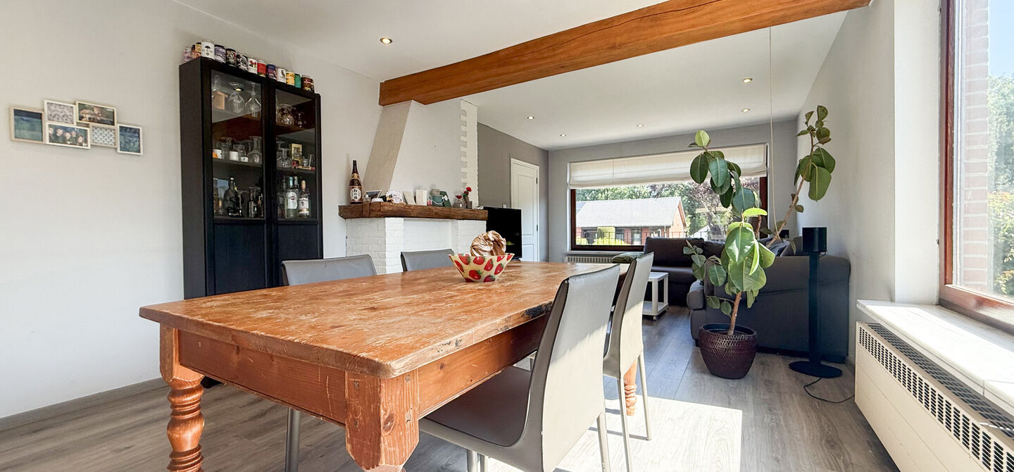 Instapklare woning met een uitzonderlijk groot perceel en een rustige ligging. Dan is deze volledig gerenoveerde gezinswoning aan de Schansweg 7 in Houthalen-Helchteren zeker een bezoek waard.
De woning bevindt zich op een prachtig perceel van maar liefs