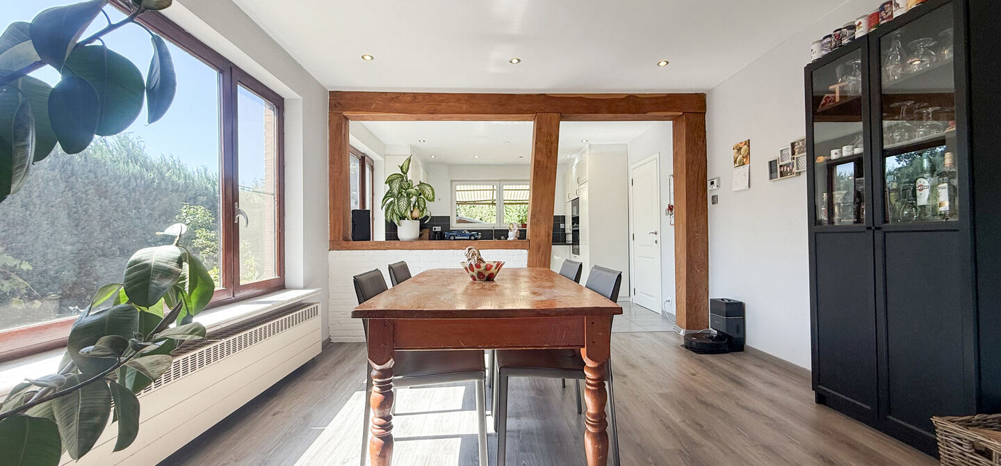 Instapklare woning met een uitzonderlijk groot perceel en een rustige ligging. Dan is deze volledig gerenoveerde gezinswoning aan de Schansweg 7 in Houthalen-Helchteren zeker een bezoek waard.
De woning bevindt zich op een prachtig perceel van maar liefs