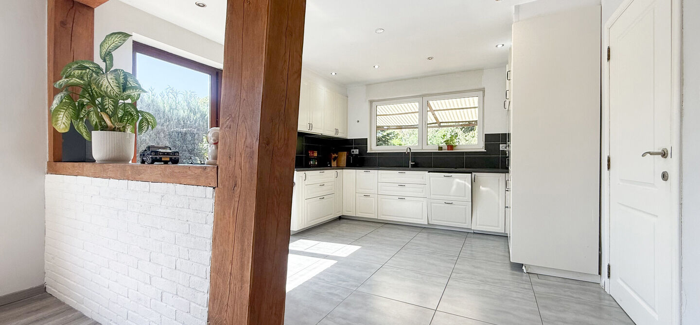Instapklare woning met een uitzonderlijk groot perceel en een rustige ligging. Dan is deze volledig gerenoveerde gezinswoning aan de Schansweg 7 in Houthalen-Helchteren zeker een bezoek waard.
De woning bevindt zich op een prachtig perceel van maar liefs