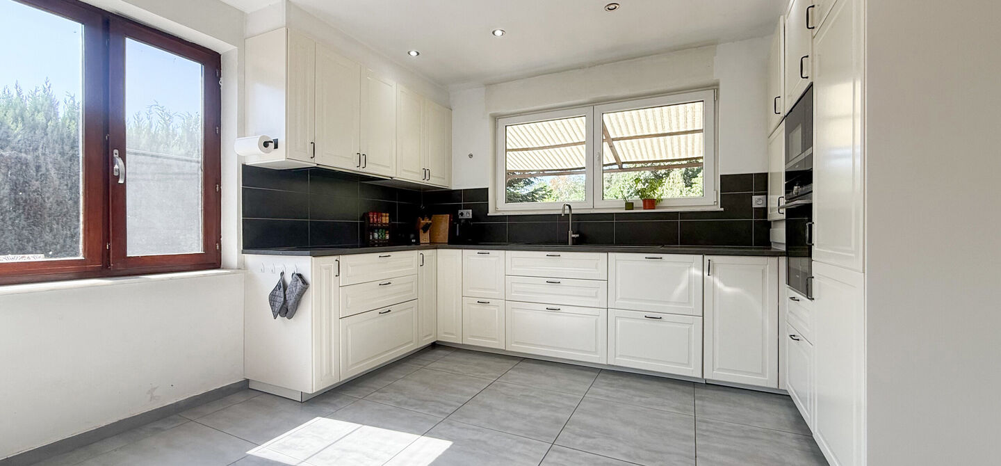 Instapklare woning met een uitzonderlijk groot perceel en een rustige ligging. Dan is deze volledig gerenoveerde gezinswoning aan de Schansweg 7 in Houthalen-Helchteren zeker een bezoek waard.
De woning bevindt zich op een prachtig perceel van maar liefs