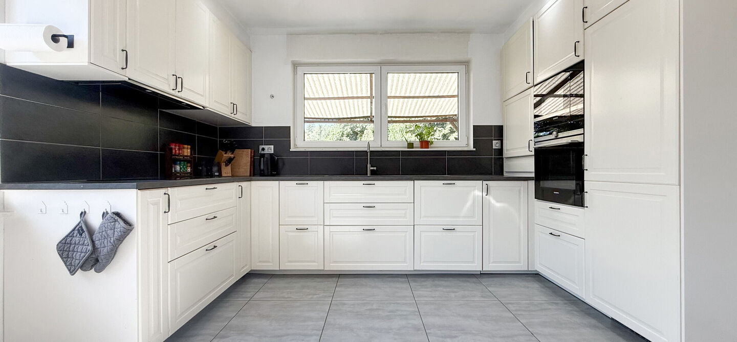 Instapklare woning met een uitzonderlijk groot perceel en een rustige ligging. Dan is deze volledig gerenoveerde gezinswoning aan de Schansweg 7 in Houthalen-Helchteren zeker een bezoek waard.
De woning bevindt zich op een prachtig perceel van maar liefs