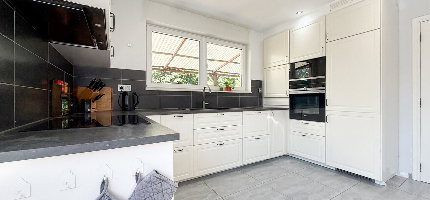 Instapklare woning met een uitzonderlijk groot perceel en een rustige ligging. Dan is deze volledig gerenoveerde gezinswoning aan de Schansweg 7 in Houthalen-Helchteren zeker een bezoek waard.
De woning bevindt zich op een prachtig perceel van maar liefs