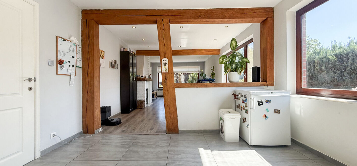 Instapklare woning met een uitzonderlijk groot perceel en een rustige ligging. Dan is deze volledig gerenoveerde gezinswoning aan de Schansweg 7 in Houthalen-Helchteren zeker een bezoek waard.
De woning bevindt zich op een prachtig perceel van maar liefs