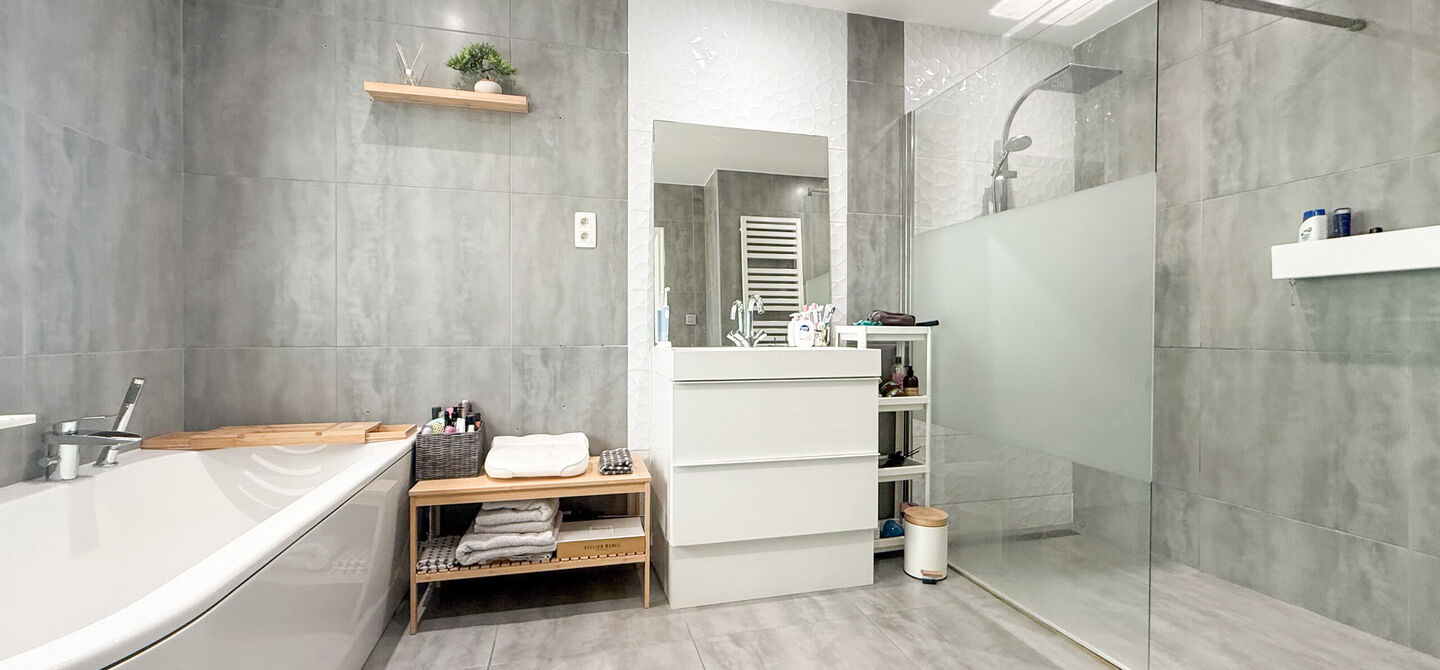 Instapklare woning met een uitzonderlijk groot perceel en een rustige ligging. Dan is deze volledig gerenoveerde gezinswoning aan de Schansweg 7 in Houthalen-Helchteren zeker een bezoek waard.
De woning bevindt zich op een prachtig perceel van maar liefs