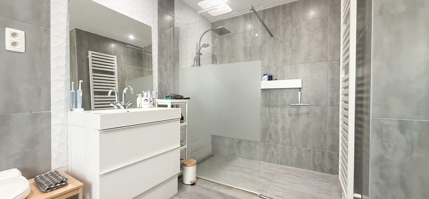 Instapklare woning met een uitzonderlijk groot perceel en een rustige ligging. Dan is deze volledig gerenoveerde gezinswoning aan de Schansweg 7 in Houthalen-Helchteren zeker een bezoek waard.
De woning bevindt zich op een prachtig perceel van maar liefs