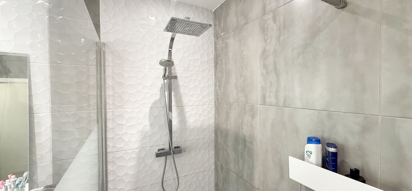 Instapklare woning met een uitzonderlijk groot perceel en een rustige ligging. Dan is deze volledig gerenoveerde gezinswoning aan de Schansweg 7 in Houthalen-Helchteren zeker een bezoek waard.
De woning bevindt zich op een prachtig perceel van maar liefs