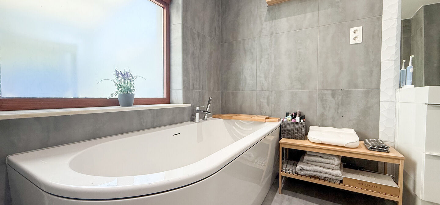 Instapklare woning met een uitzonderlijk groot perceel en een rustige ligging. Dan is deze volledig gerenoveerde gezinswoning aan de Schansweg 7 in Houthalen-Helchteren zeker een bezoek waard.
De woning bevindt zich op een prachtig perceel van maar liefs